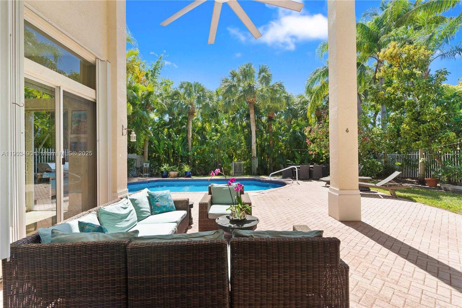 Small Image of 19542 Embassy Ct, Miami, FL 33179, USA Number 39