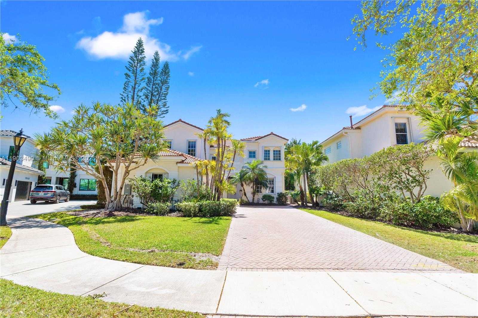 Small Image of 19542 Embassy Ct, Miami, FL 33179, USA Number 4