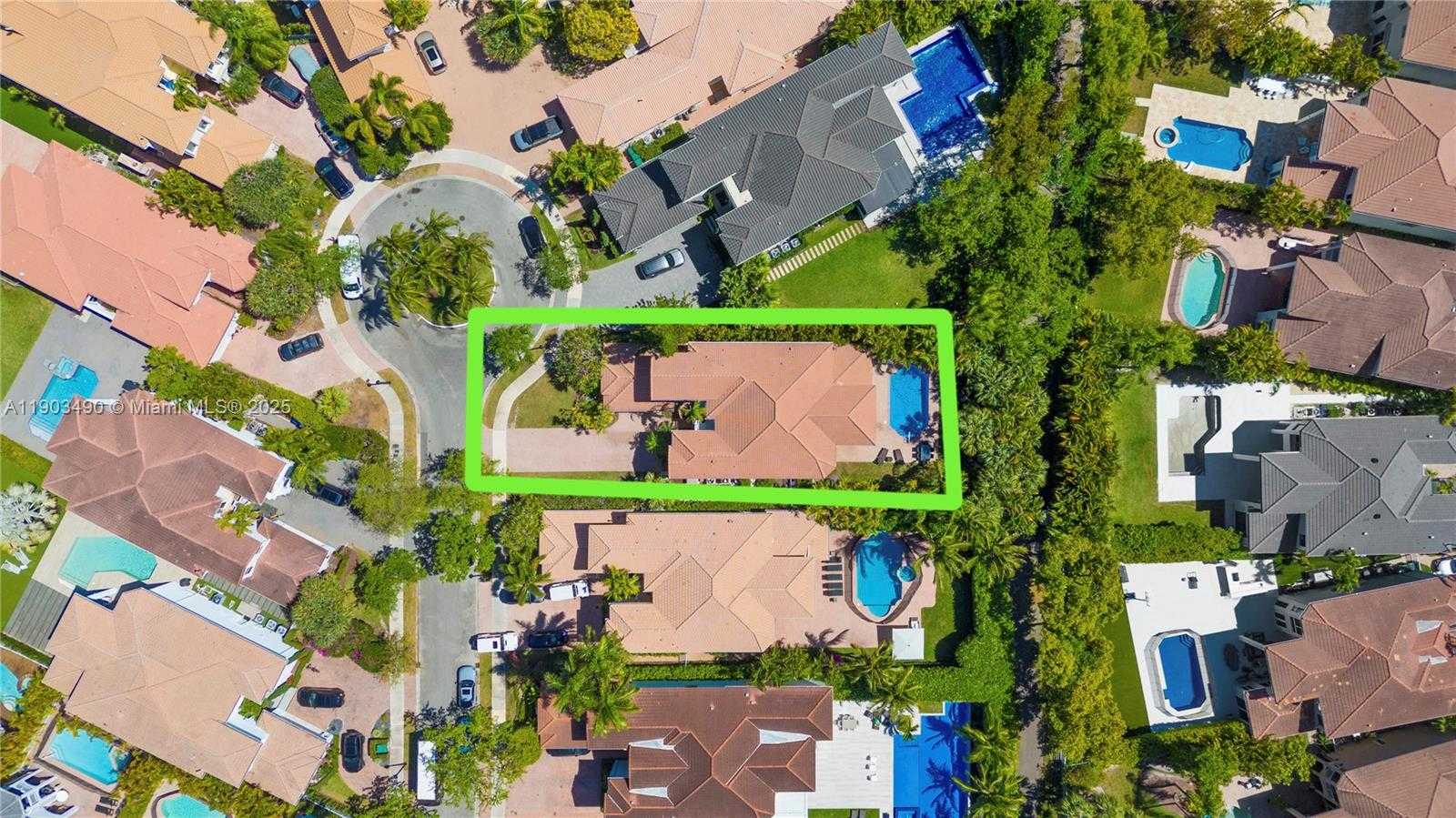 Small Image of 19542 Embassy Ct, Miami, FL 33179, USA Number 41