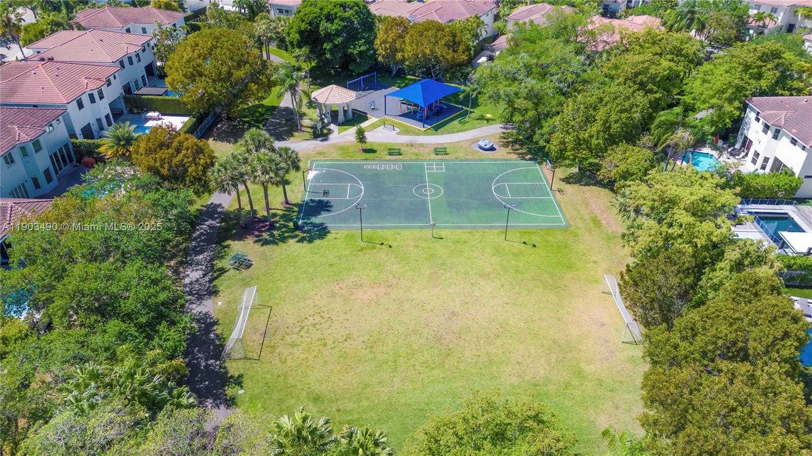 Small Image of 19542 Embassy Ct, Miami, FL 33179, USA Number 46