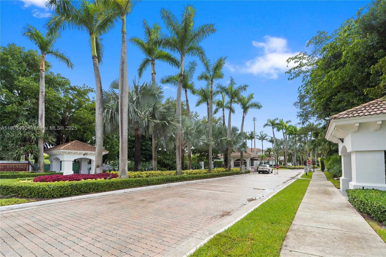 Small Image of 19542 Embassy Ct, Miami, FL 33179, USA Number 47