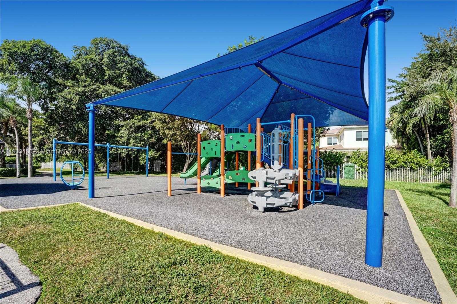 Small Image of 19542 Embassy Ct, Miami, FL 33179, USA Number 51