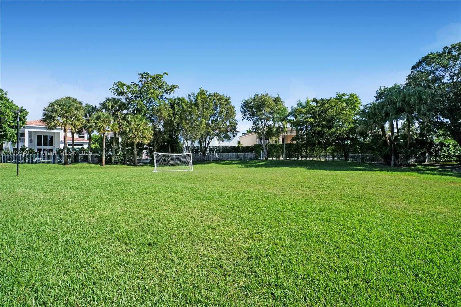 Small Image of 19542 Embassy Ct, Miami, FL 33179, USA Number 53