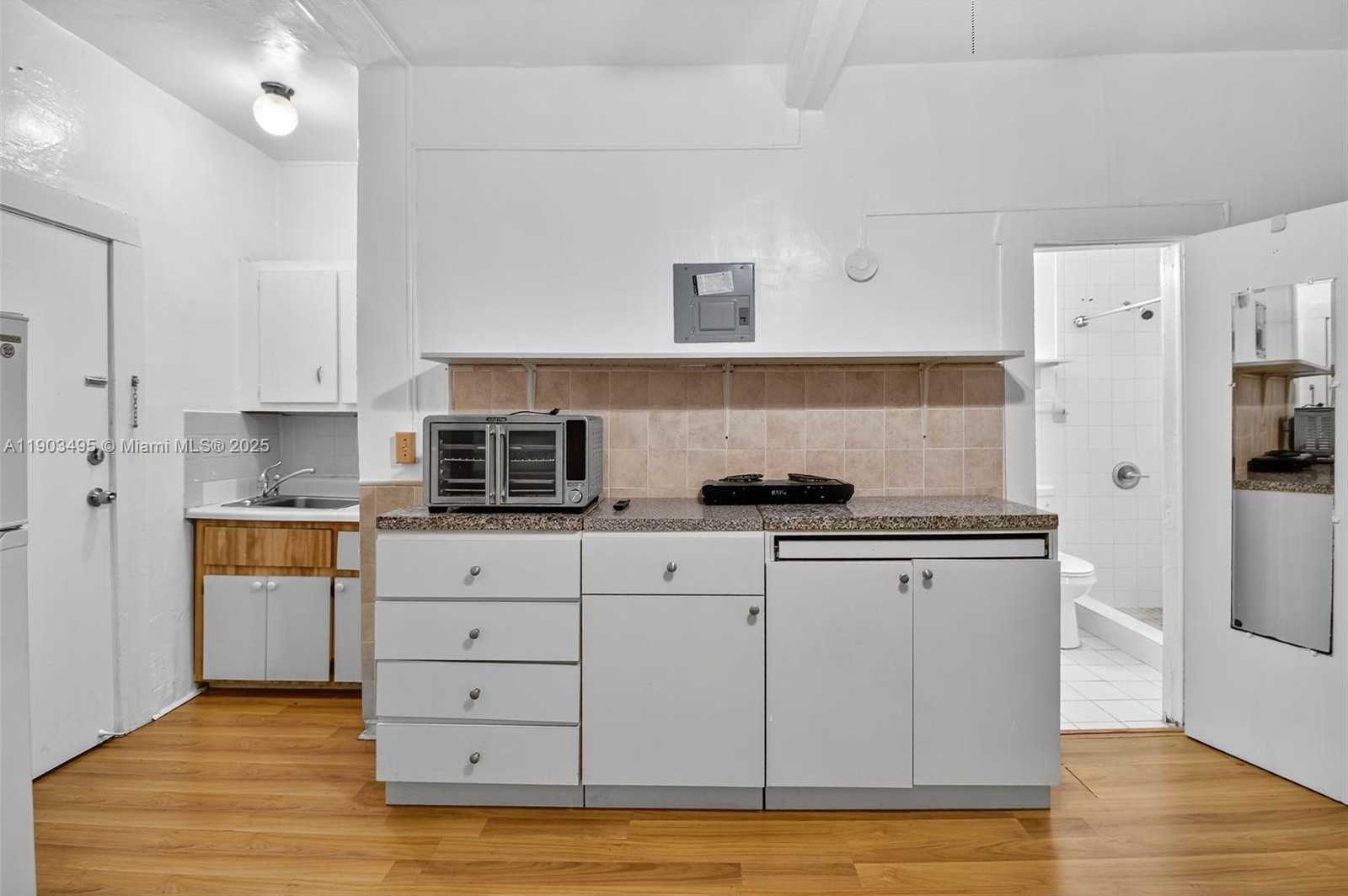 Small Image of 3409 SOUTH LE JEUNE RD #5a, Coral Gables Number 4