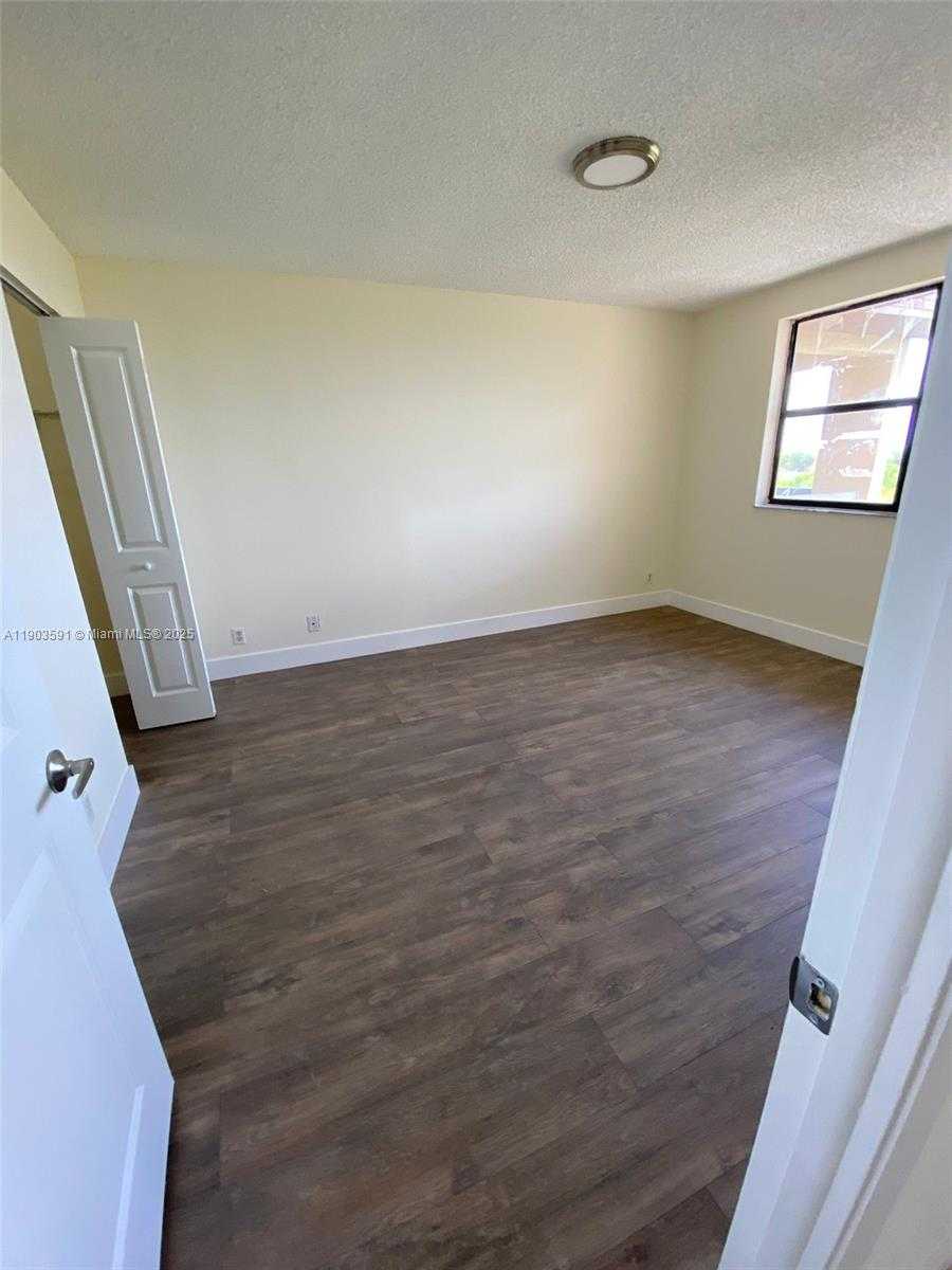 Small Image of 8120 GENEVA CT #554, Doral Number 11