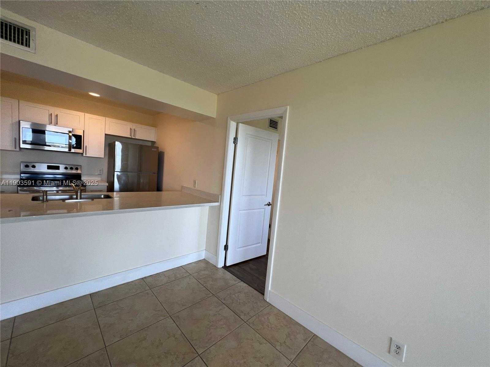 Small Image of 8120 GENEVA CT #554, Doral Number 17