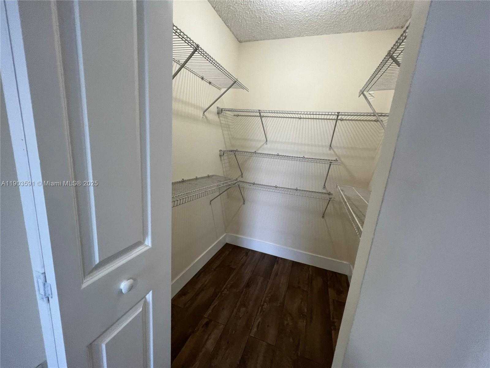 Small Image of 8120 GENEVA CT #554, Doral Number 24