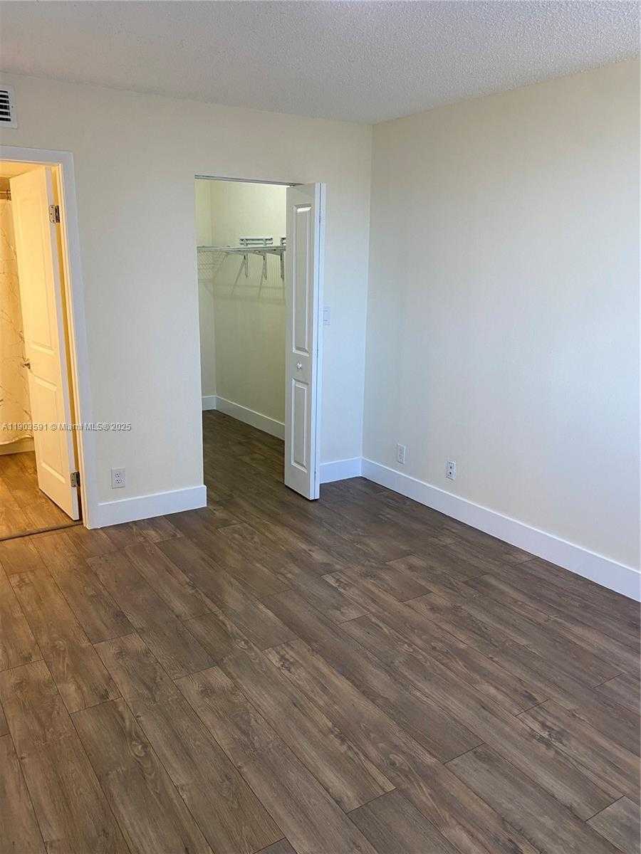 Small Image of 8120 GENEVA CT #554, Doral Number 32