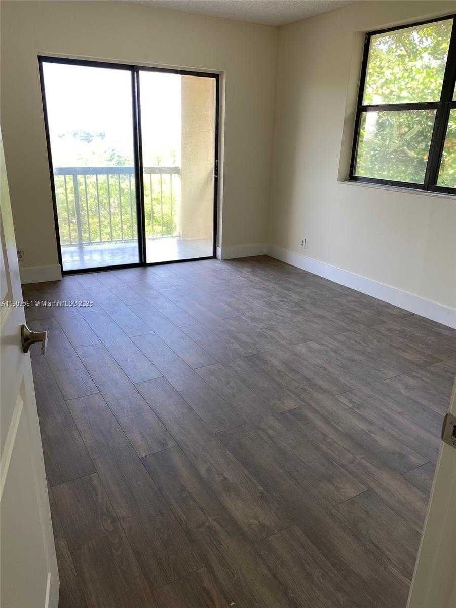 Small Image of 8120 GENEVA CT #554, Doral Number 9