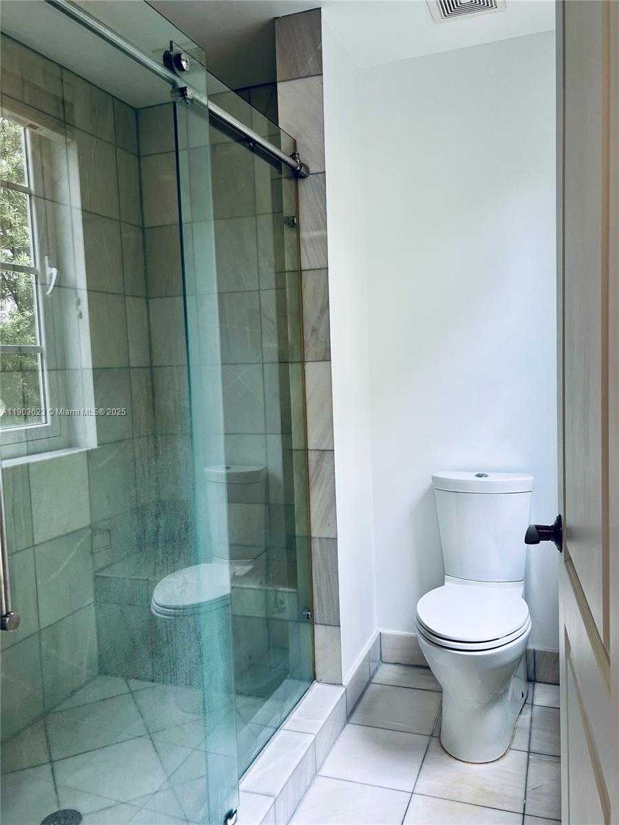 Small Image of 215 PHOENETIA AVE #1, Coral Gables Number 10