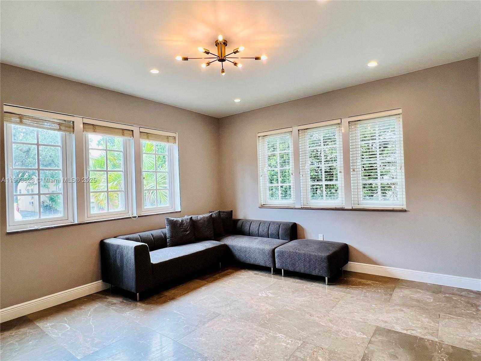 Small Image of 215 PHOENETIA AVE #1, Coral Gables Number 2