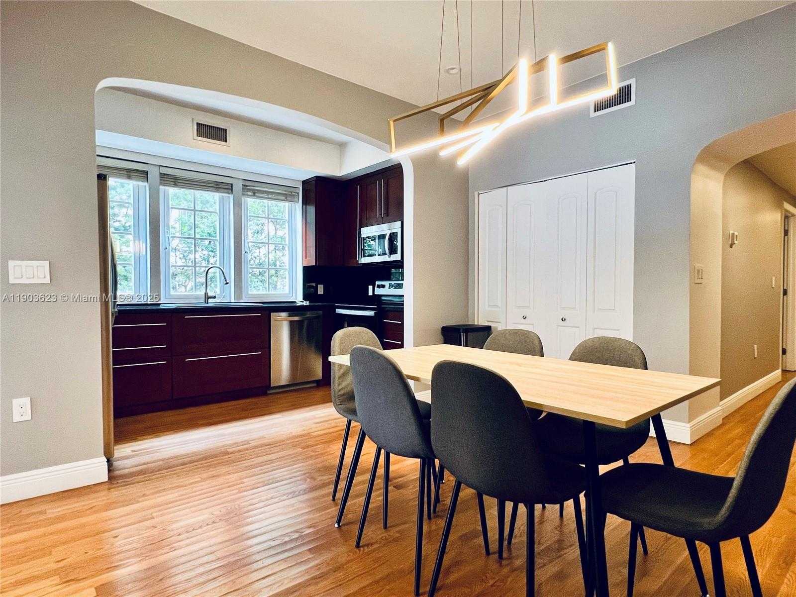 Small Image of 215 PHOENETIA AVE #1, Coral Gables Number 3