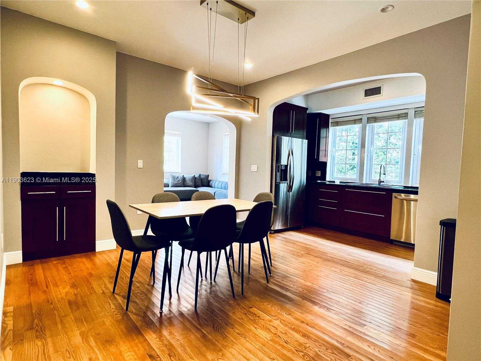 Small Image of 215 PHOENETIA AVE #1, Coral Gables Number 4