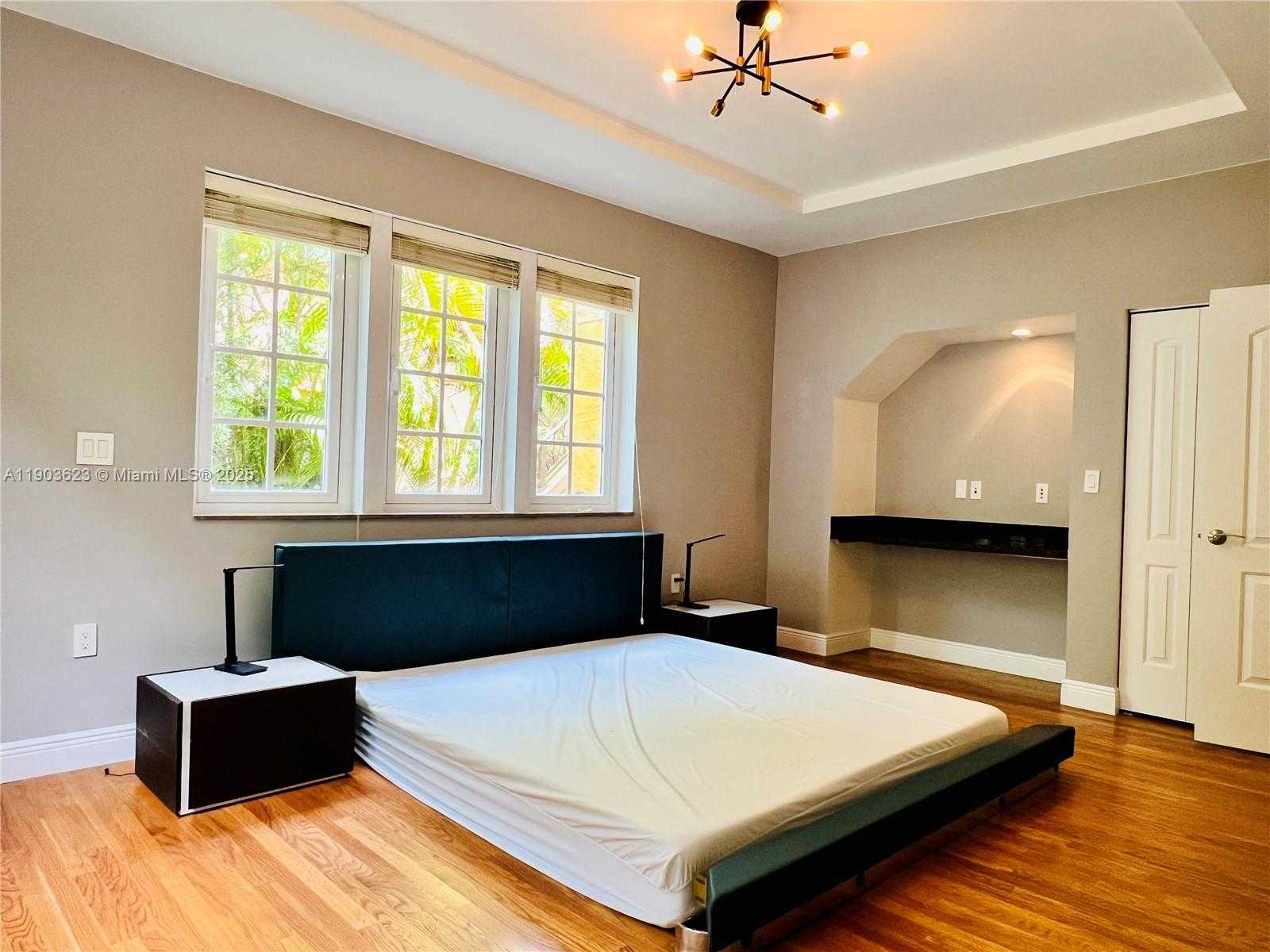 Small Image of 215 PHOENETIA AVE #1, Coral Gables Number 5