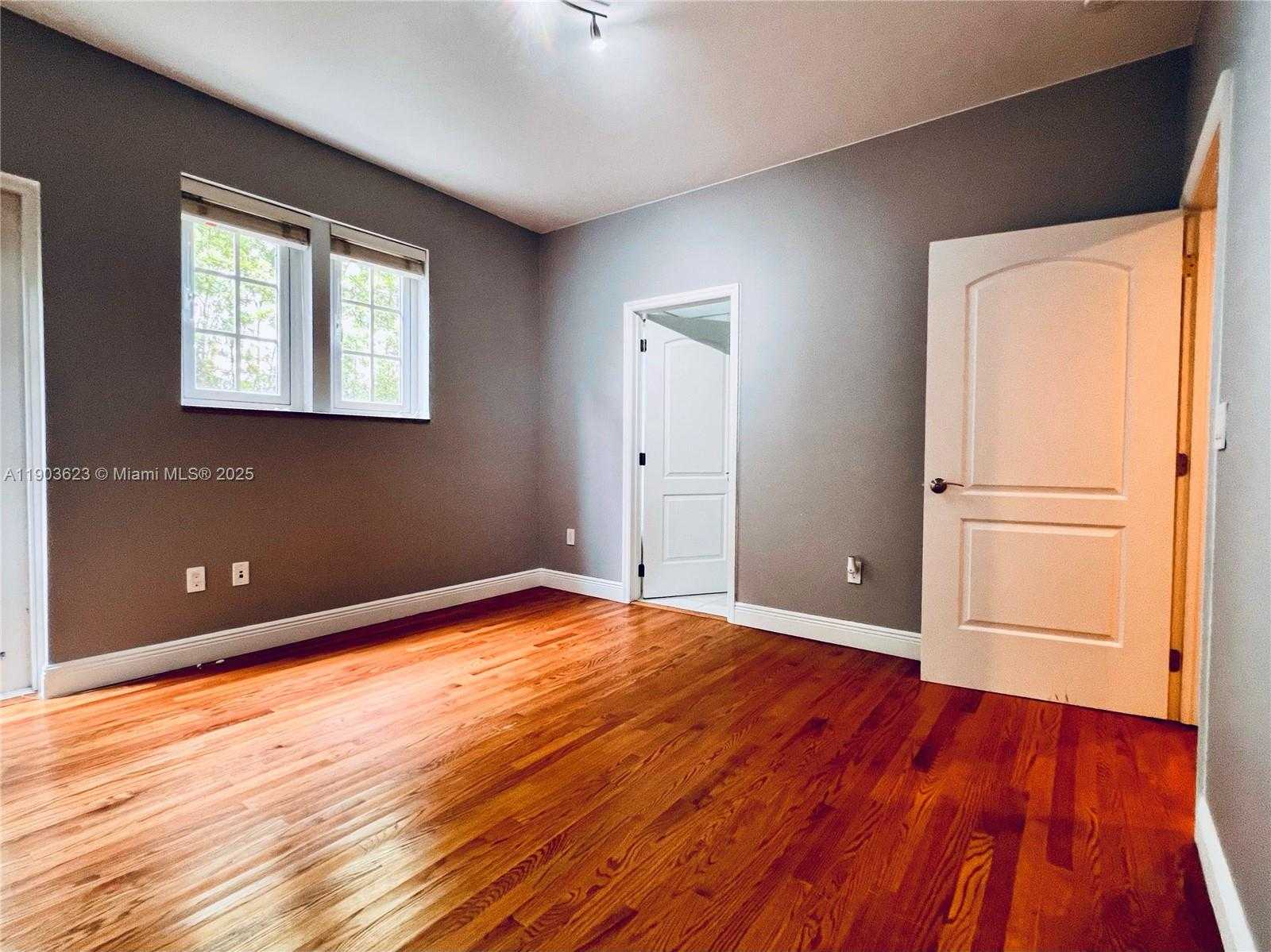 Small Image of 215 PHOENETIA AVE #1, Coral Gables Number 7