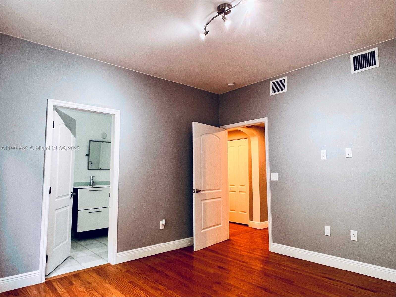 Small Image of 215 PHOENETIA AVE #1, Coral Gables Number 8