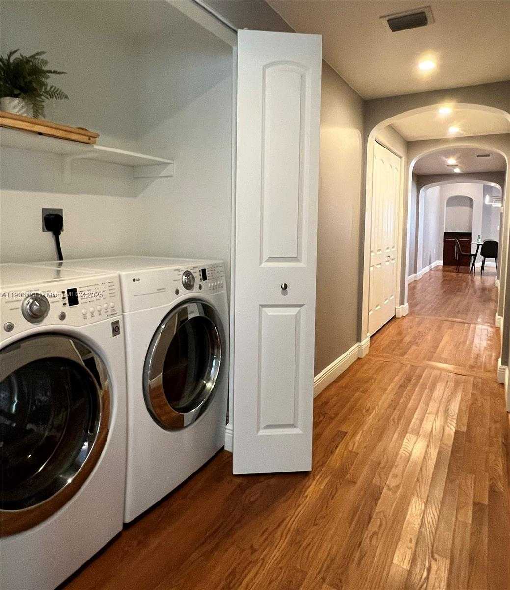 Small Image of 215 PHOENETIA AVE #1, Coral Gables Number 9