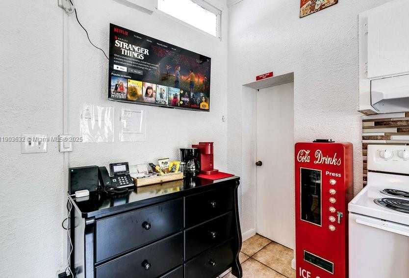 Small Image of Hollywood Number 12