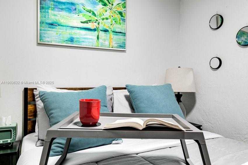 Small Image of Hollywood Number 3