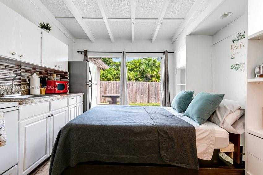 Small Image of Hollywood Number 4