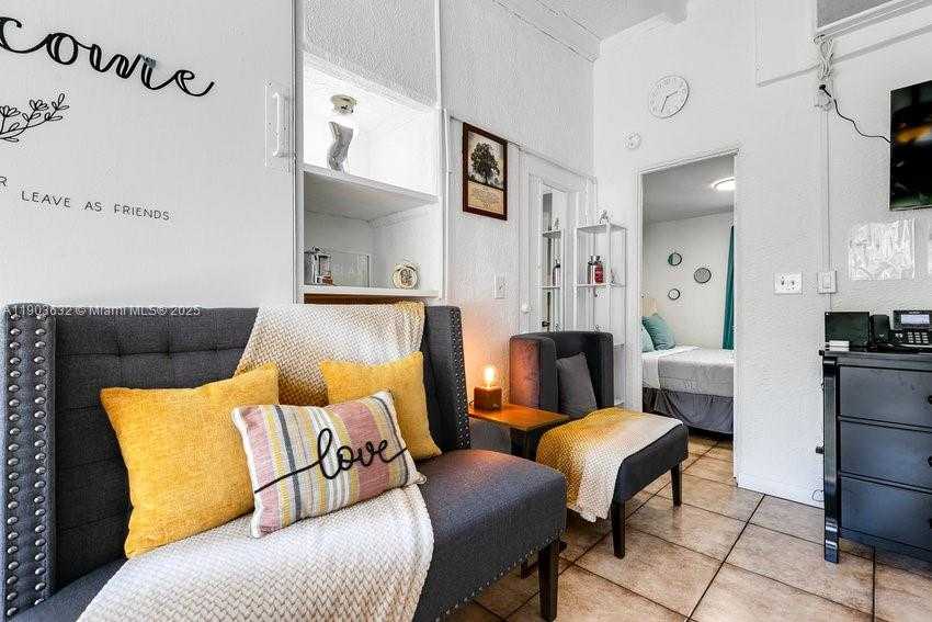 Small Image of Hollywood Number 5