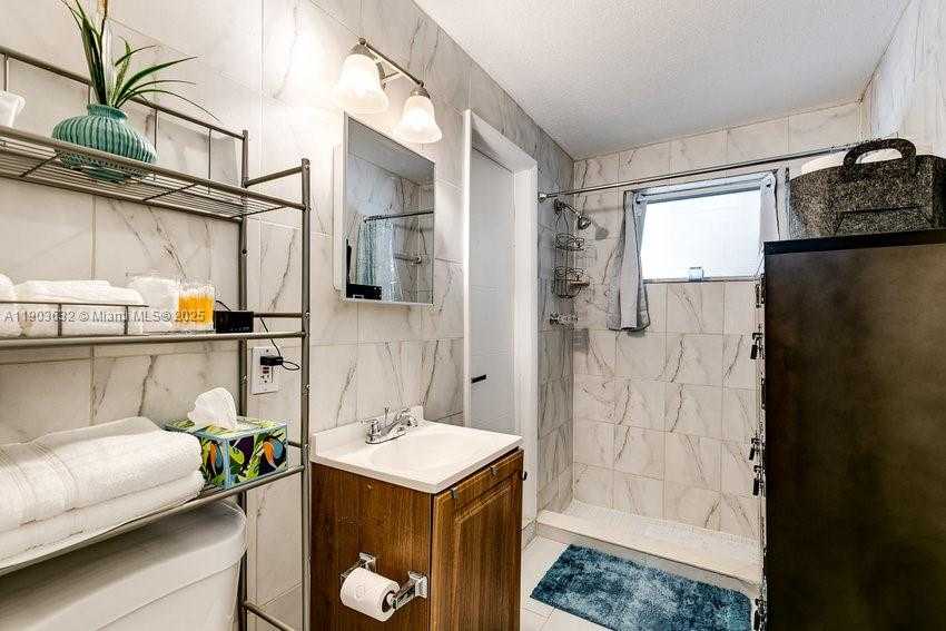 Small Image of Hollywood Number 7