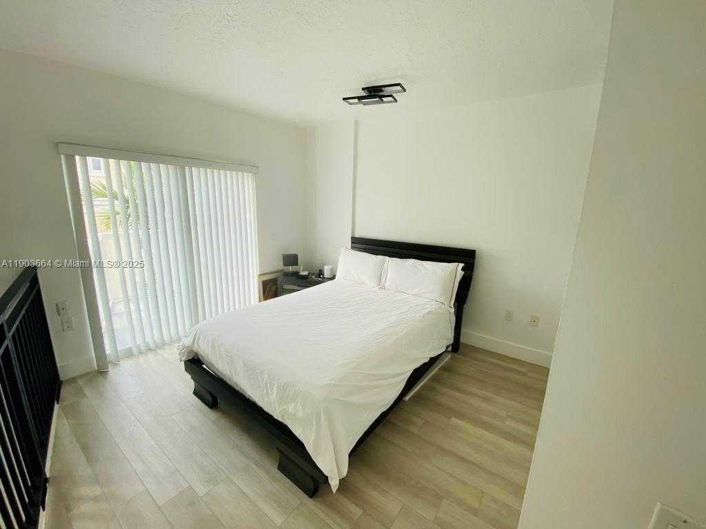 Small Image of 1528 BRICKELL AVE #103, Miami Number 11