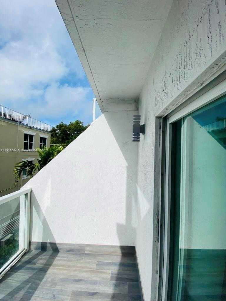 Small Image of 1528 BRICKELL AVE #103, Miami Number 15