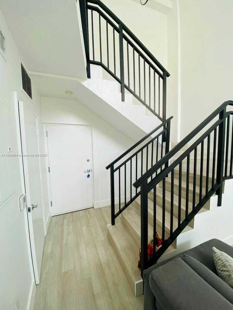 Small Image of 1528 BRICKELL AVE #103, Miami Number 7