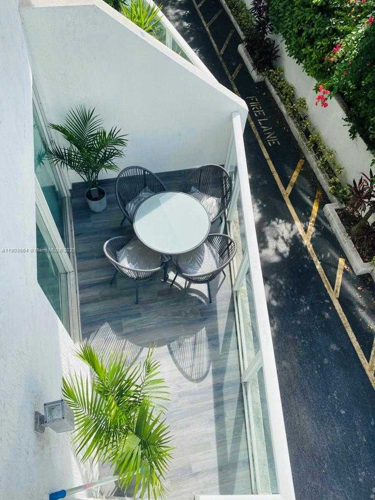 Small Image of 1528 BRICKELL AVE #103, Miami Number 8