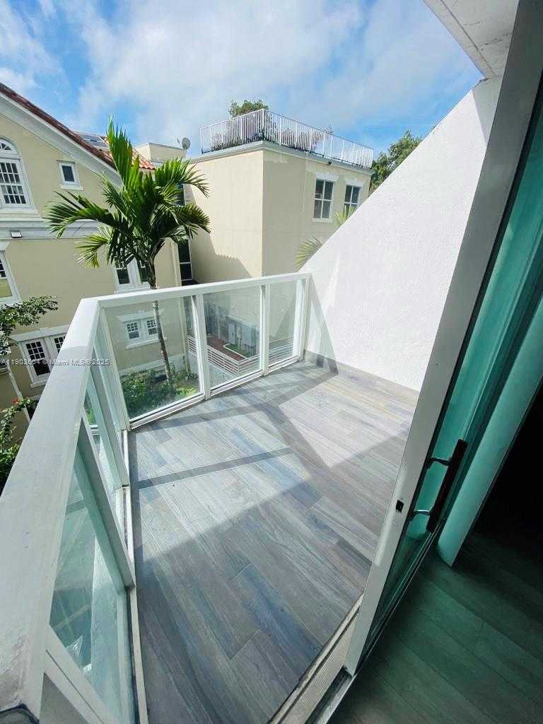 Small Image of 1528 BRICKELL AVE #103, Miami Number 9