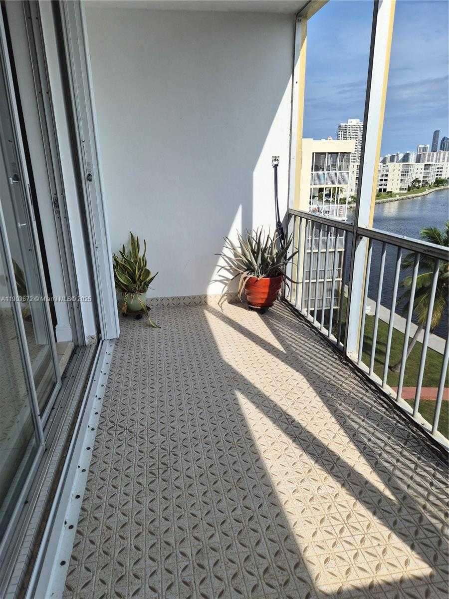 Small Image of 2910 POINT EAST DR #M610, Aventura Number 3