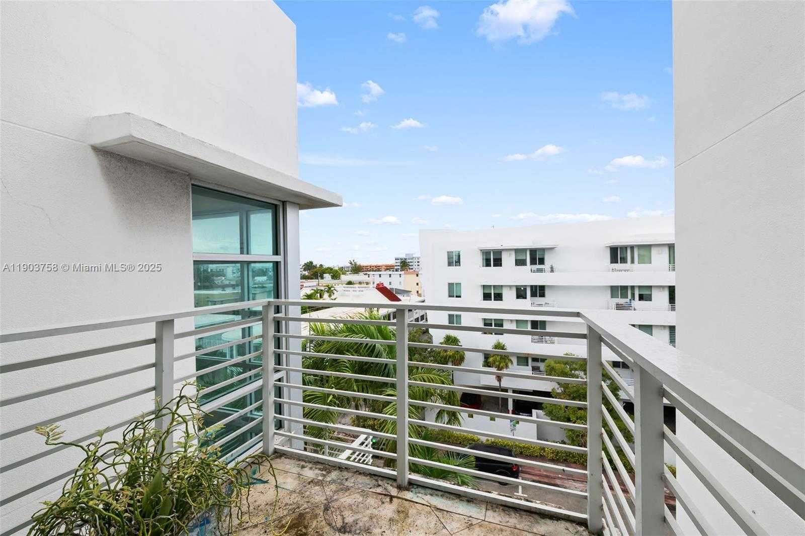 Small Image of 7744 COLLINS AVE #20, Miami Beach Number 14