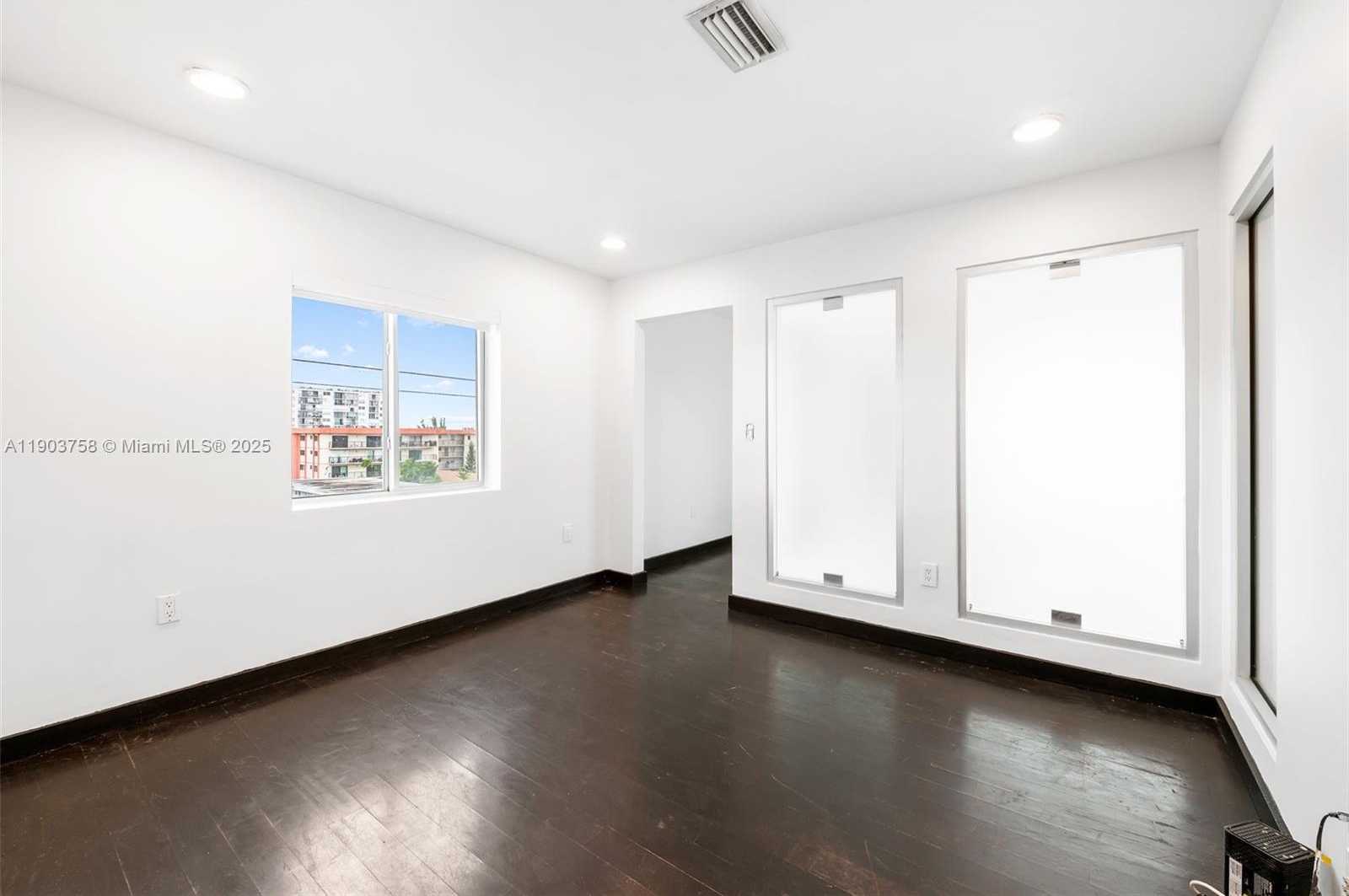 Small Image of 7744 COLLINS AVE #20, Miami Beach Number 15