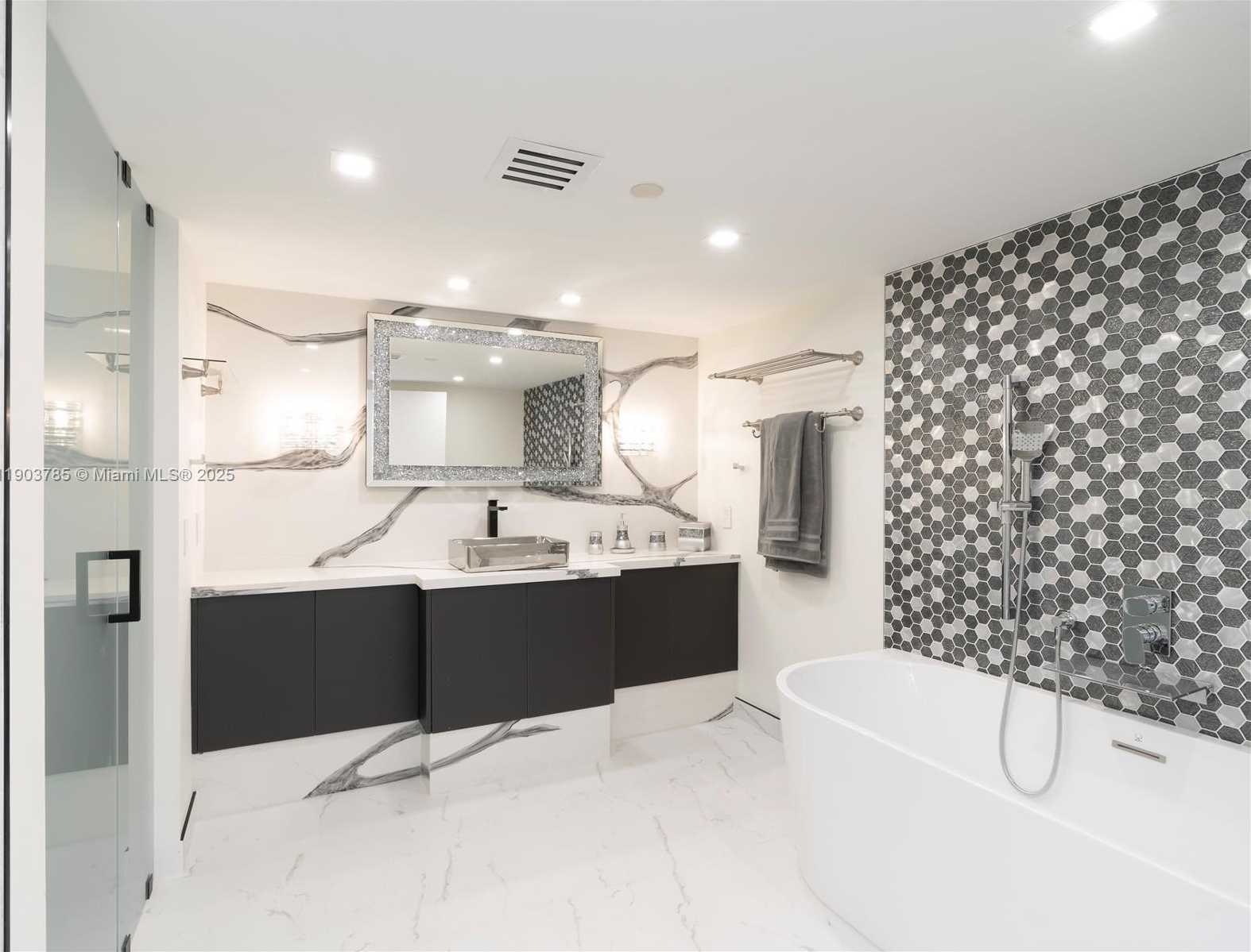 Small Image of 19707 TURNBERRY WAY #18K, Aventura Number 24
