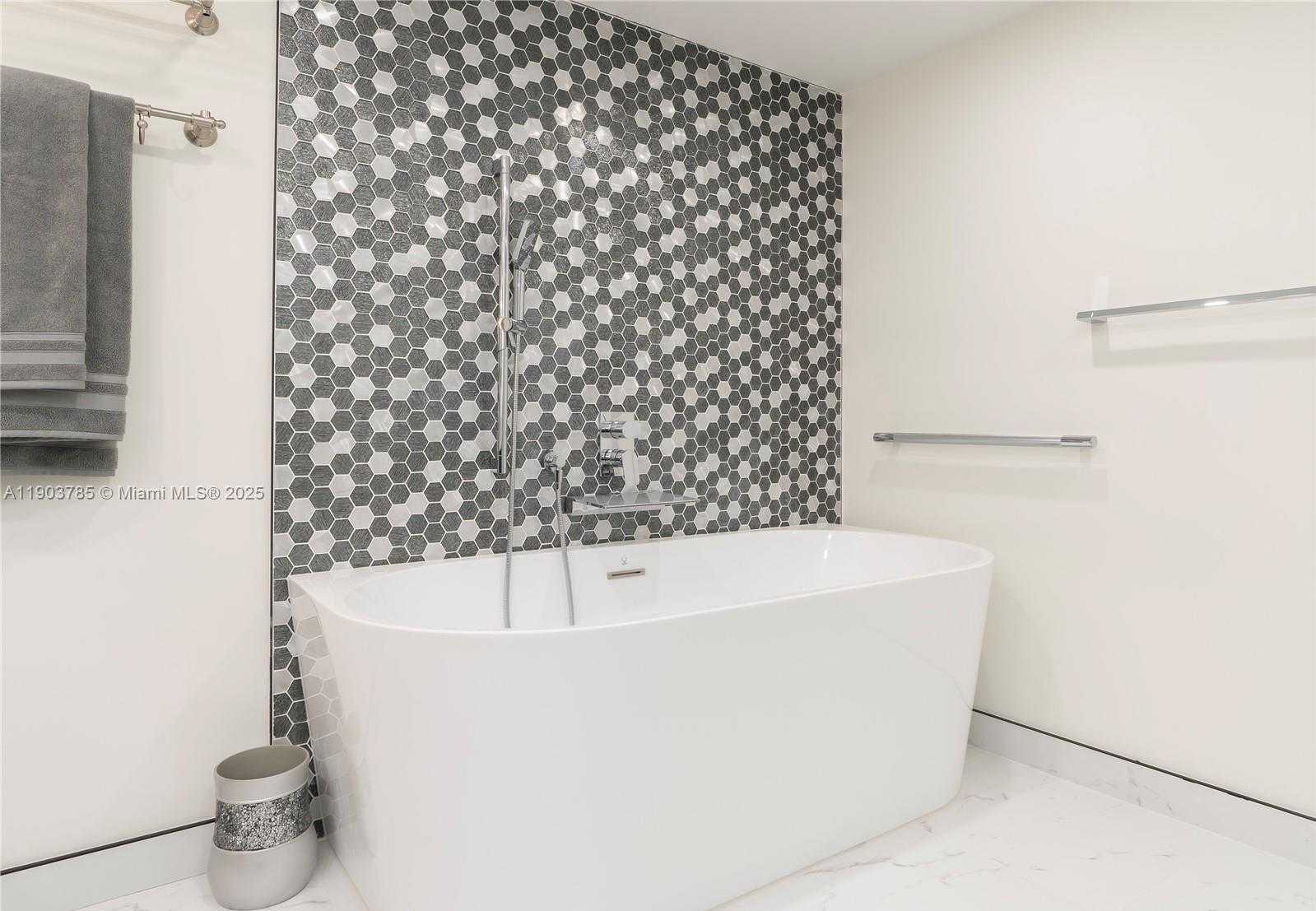 Small Image of 19707 TURNBERRY WAY #18K, Aventura Number 25