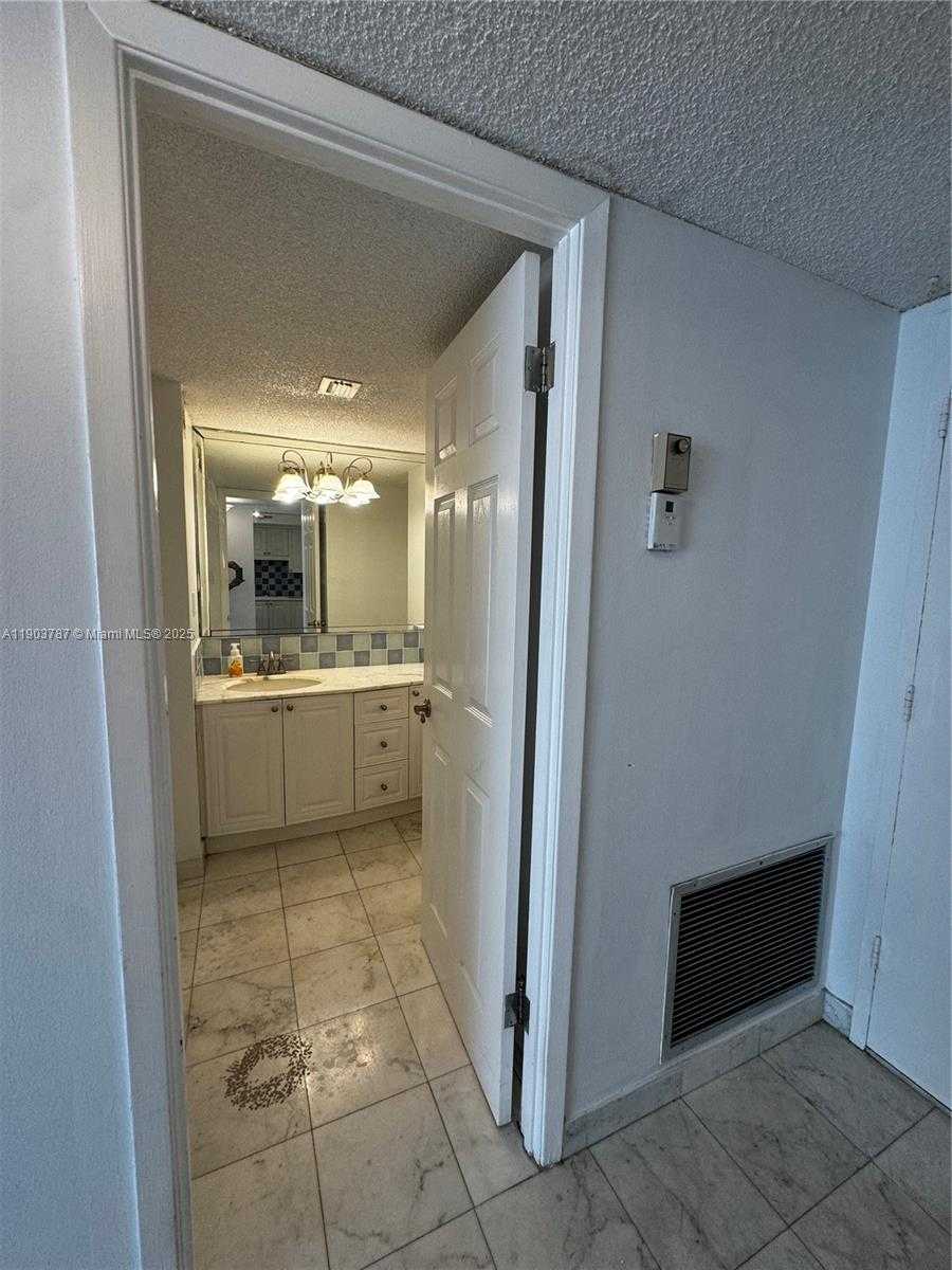 Small Image of 18061 BISCAYNE BLVD #1203, Aventura Number 30