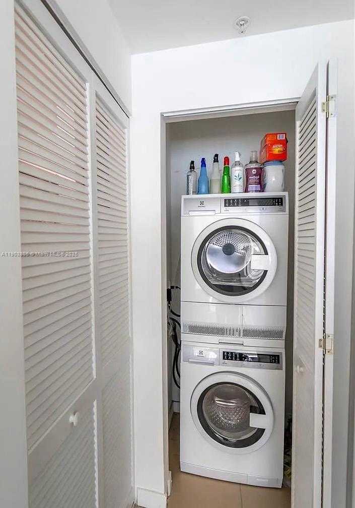 Small Image of 300 SOUTH BISCAYNE BLVD #L-1208, Miami Number 3