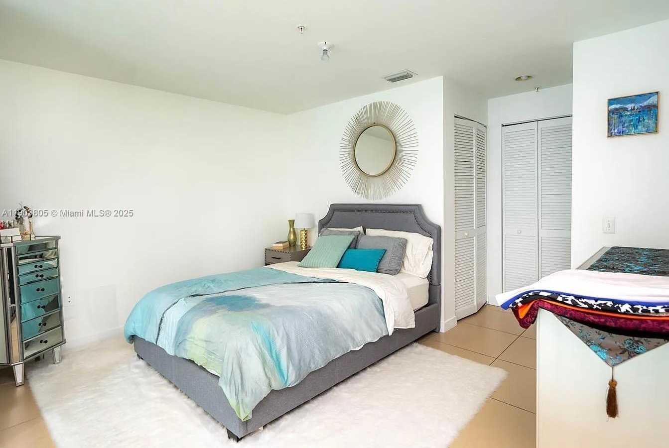 Small Image of 300 SOUTH BISCAYNE BLVD #L-1208, Miami Number 4