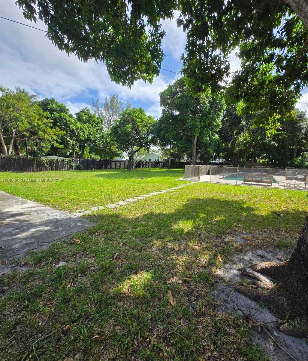 Small Image of 2420 JACKSON ST #H, Hollywood Number 9