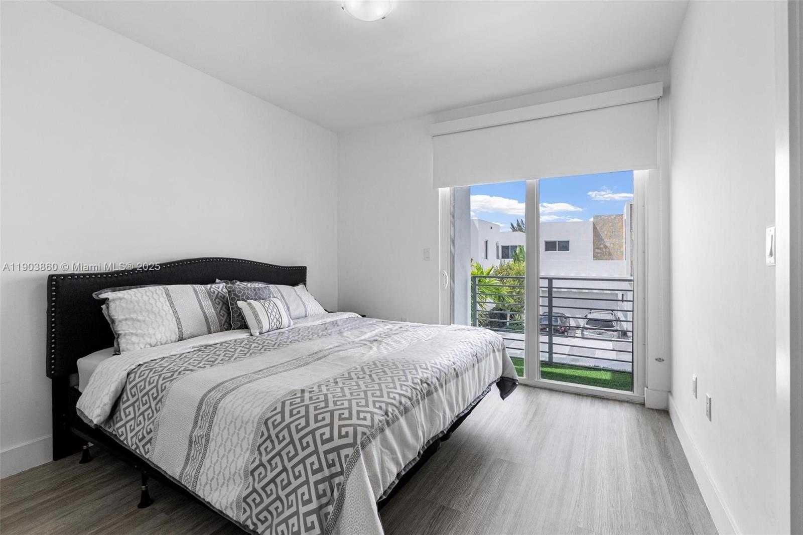 Small Image of 10330 NORTH WEST 68TH ST, Doral Number 36