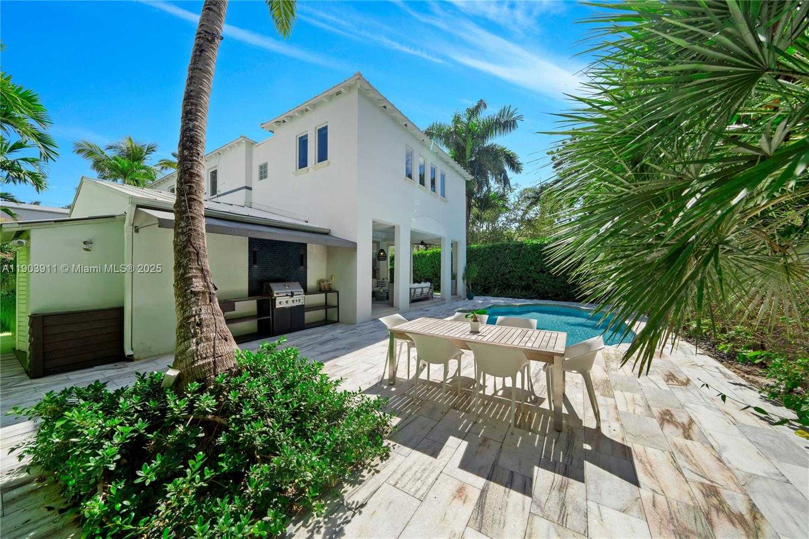 Small Image of 1281 SOUTH VENETIAN WAY, Miami Number 10