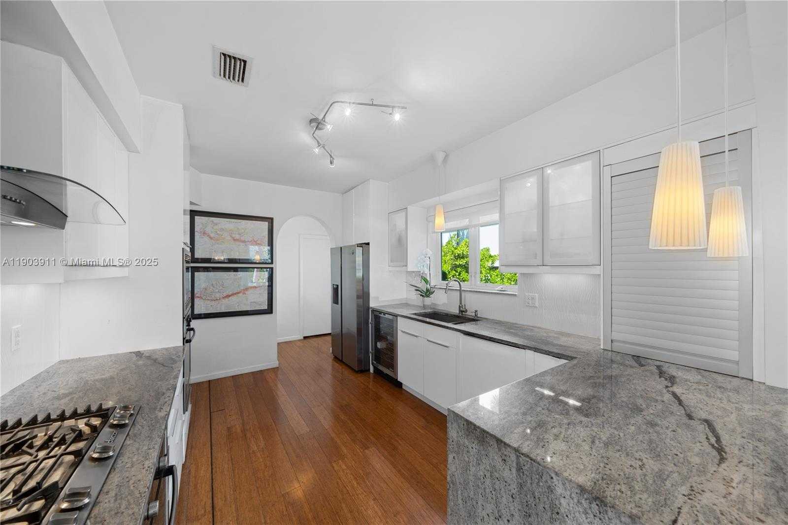Small Image of 1281 SOUTH VENETIAN WAY, Miami Number 23