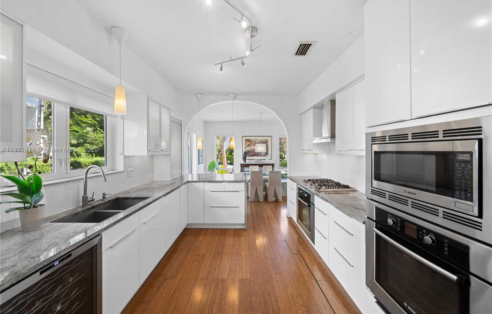 Small Image of 1281 SOUTH VENETIAN WAY, Miami Number 24