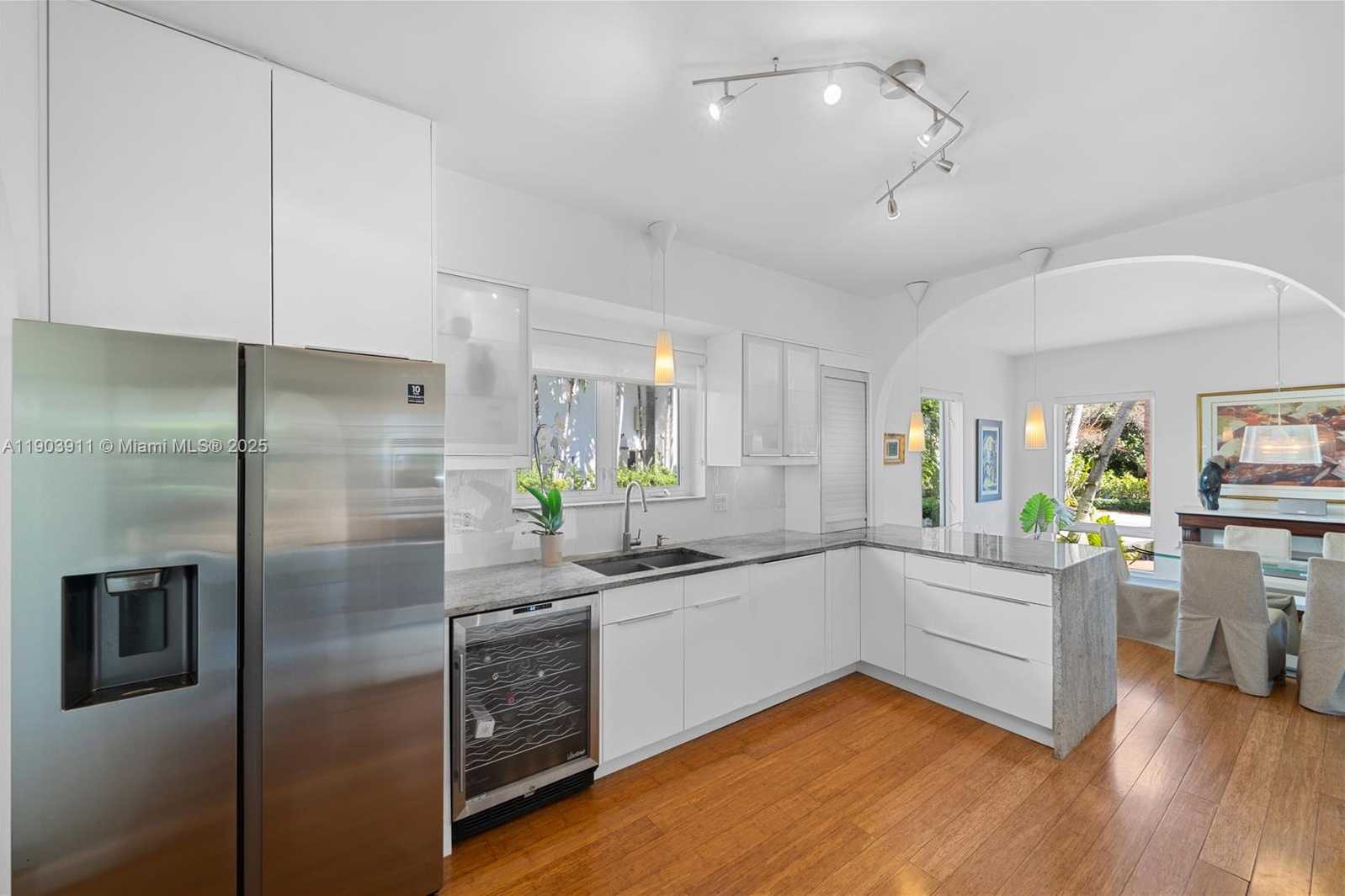 Small Image of 1281 SOUTH VENETIAN WAY, Miami Number 25