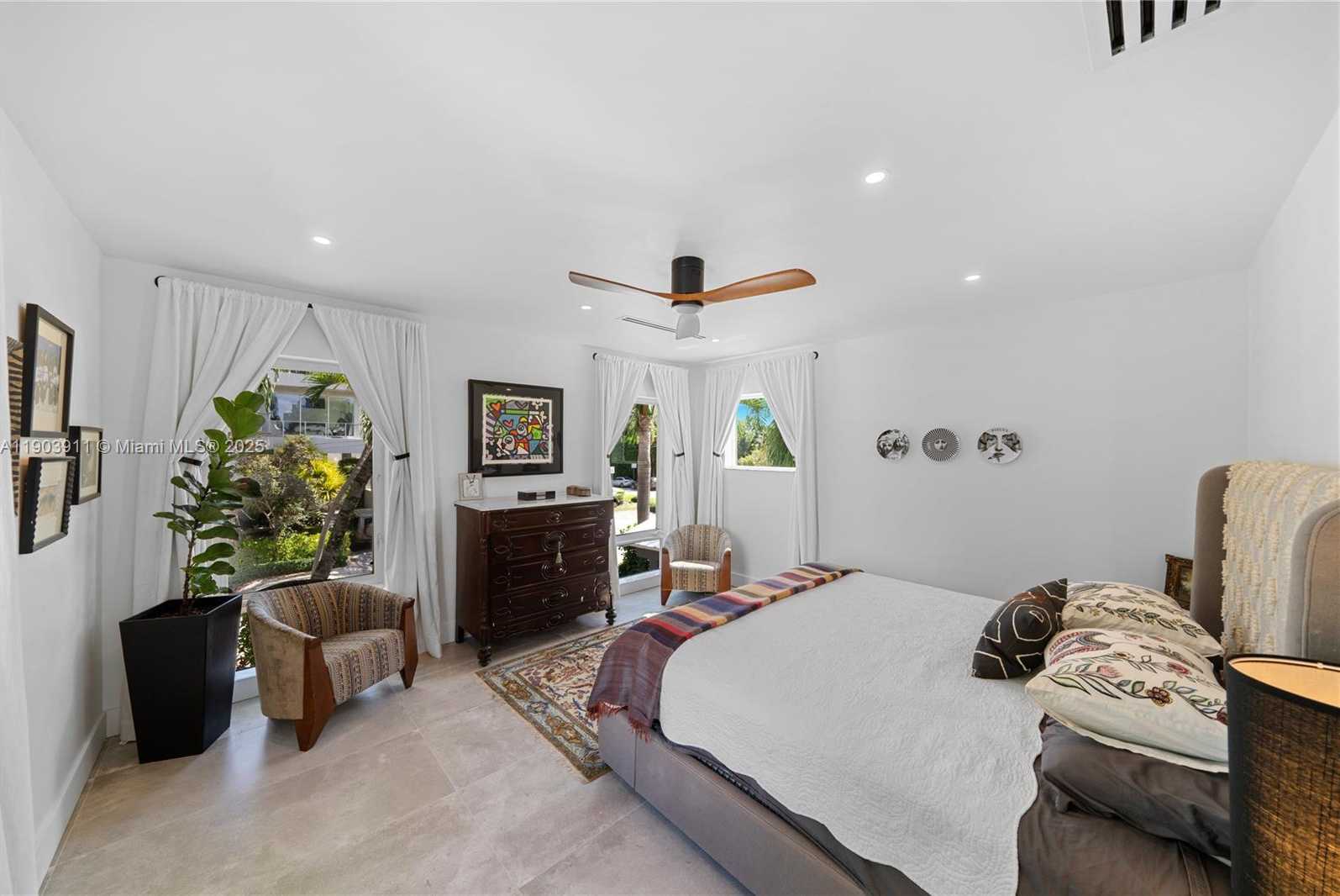 Small Image of 1281 SOUTH VENETIAN WAY, Miami Number 28