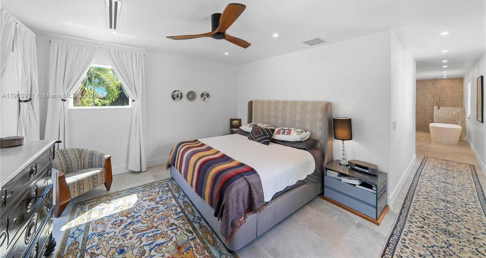 Small Image of 1281 SOUTH VENETIAN WAY, Miami Number 30