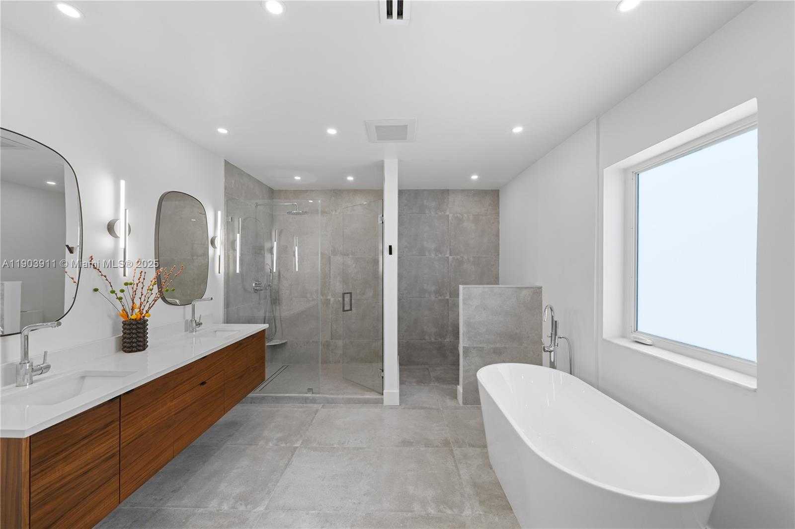Small Image of 1281 SOUTH VENETIAN WAY, Miami Number 31