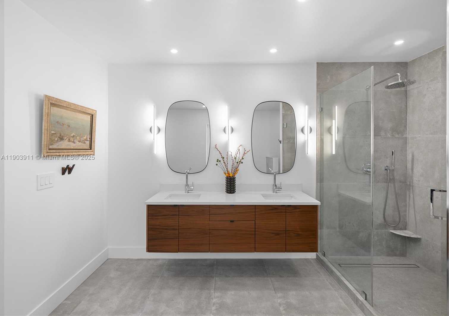 Small Image of 1281 SOUTH VENETIAN WAY, Miami Number 32