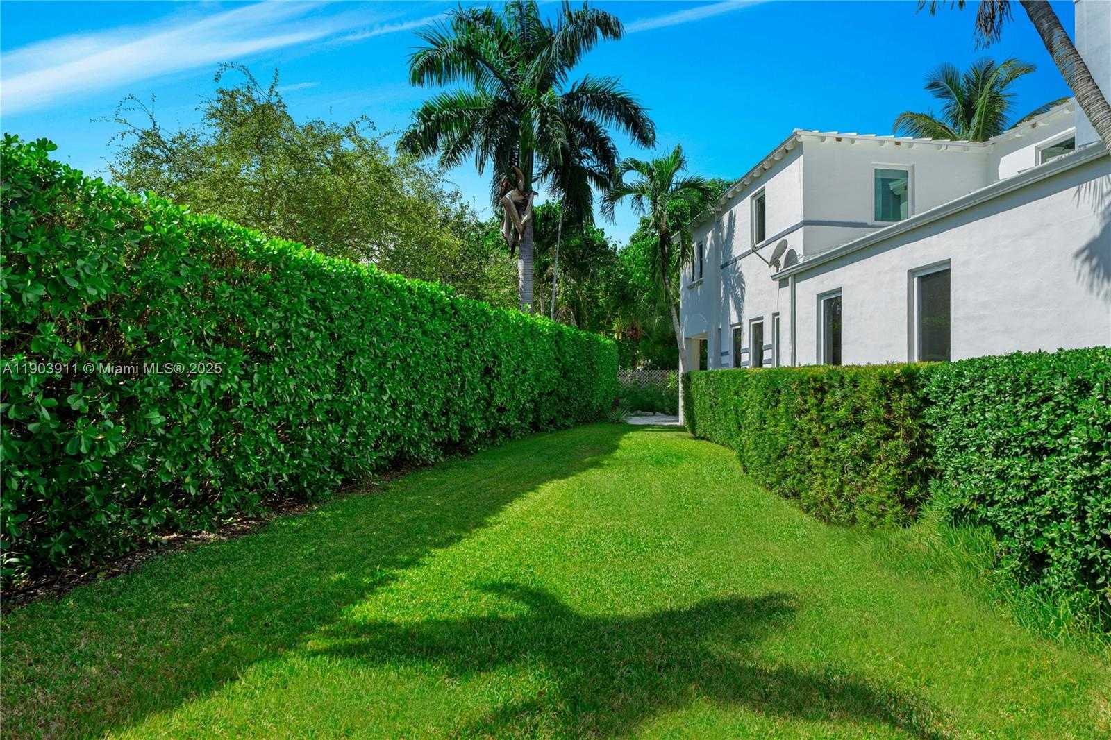 Small Image of 1281 SOUTH VENETIAN WAY, Miami Number 42